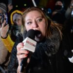 Şoşoacă nu a fost lăsată să vorbească la mitingul AUR. Protestatarii au dat-o jos de pe scenă. Senatoarea a strigat după jandarmi: ”Ajutor, ajutor, ajutor!”