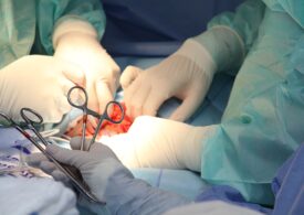 Ce au găsit medicii în stomacul unui pacient din Iași: De la bani, la cuie sau chiar tacâmuri (Foto)