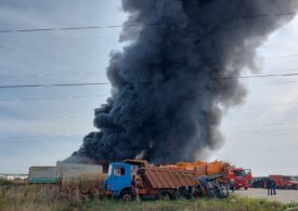 Incendiu puternic cu explozii succesive, lângă Bucureşti. Oamenii sunt sfătuiţi să stea în case (Video)