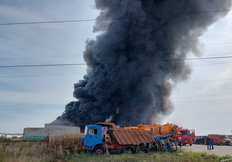 Incendiu puternic cu explozii succesive, lângă Bucureşti. Oamenii sunt sfătuiţi să stea în case (Video)