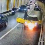 Momentul în care a luat foc un Mini Cooper în Pasajul Unirii (Video)