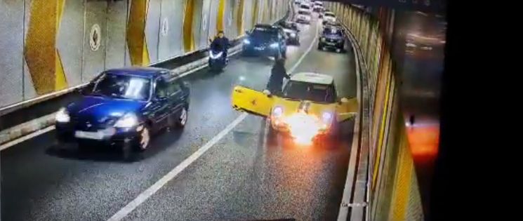 Momentul în care a luat foc un Mini Cooper în Pasajul Unirii (Video)