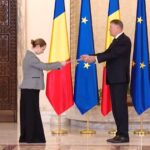 Iohannis decorează mai multe instituții de învățământ, inclusiv liceul la care predă soția