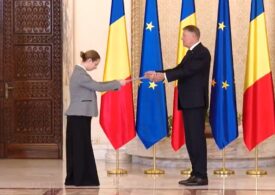 Iohannis decorează mai multe instituții de învățământ, inclusiv liceul la care predă soția