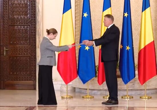 Iohannis decorează mai multe instituții de învățământ, inclusiv liceul la care predă soția