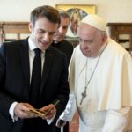 O carte oferită de Macron papei Francisc stârneşte o furtună mediatică în Polonia