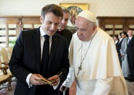 O carte oferită de Macron papei Francisc stârneşte o furtună mediatică în Polonia