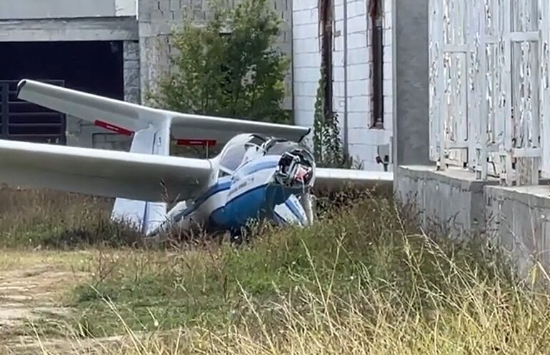 Un planor a căzut în apropierea unui aerodrom din Bihor. Pilotul a murit