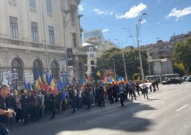 Protest AUR în centrul Bucureștiului: Câteva mii de oameni strigă „Demisia” și „Nu vrem să fim conduși de hoți!” (Video)