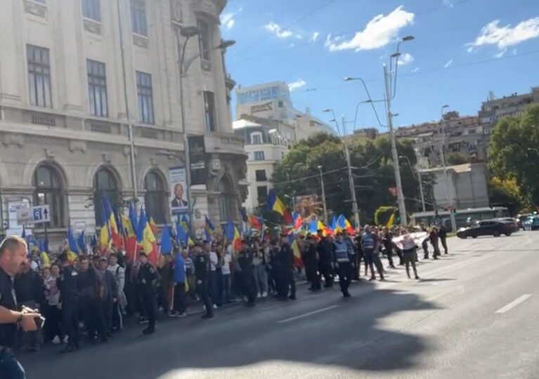 Protest AUR în centrul Bucureștiului: Câteva mii de oameni strigă „Demisia” și „Nu vrem să fim conduși de hoți!” (Video)