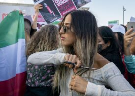 Zeci de actriţe și o eurodeputată și-au tăiat părul în semn de solidaritate cu femeile din Iran (Video)