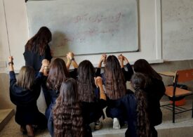 Moartea unei eleve ucise în bătaie a aprins protestele în școlile din Iran: "O să ne luăm țara înapoi!" (Video)