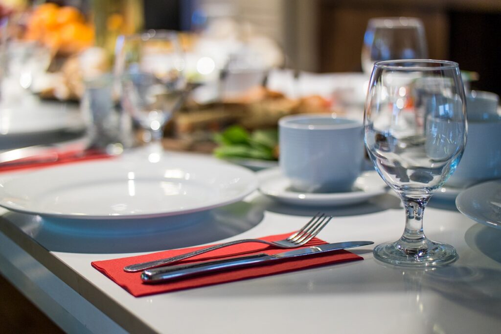 Scăderi de 2 cifre la serviciile prestate populației – Românii taie de la coafură și restaurante, dar pun la oferte turistice. Externe