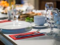 Scăderi de 2 cifre la serviciile prestate populației – Românii taie de la coafură și restaurante, dar pun la oferte turistice. Externe