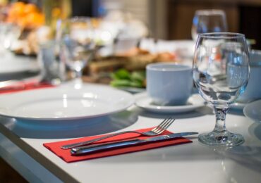 Scăderi de 2 cifre la serviciile prestate populației - Românii taie de la coafură și restaurante, dar pun la oferte turistice. Externe