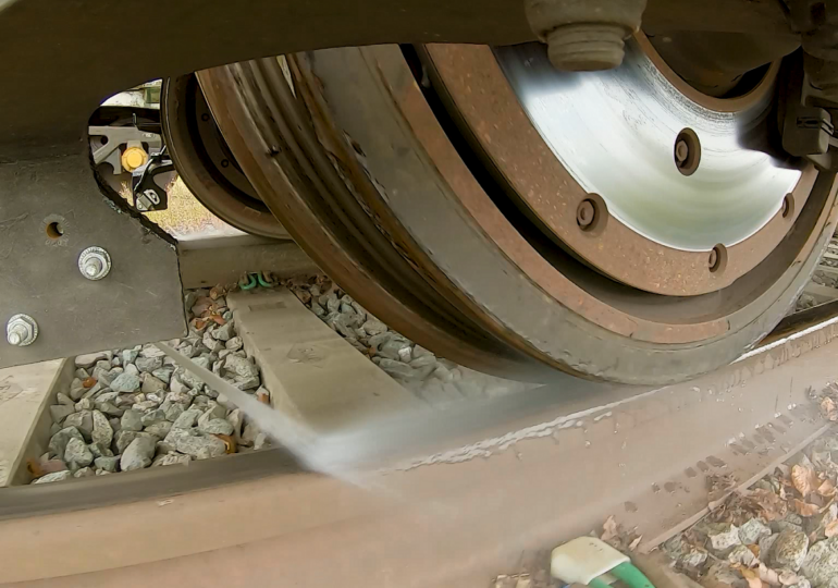 Sistemul care curăță căile ferate acoperite de frunze: Trenurile aveau întârzieri și pierderi uriașe (Video)