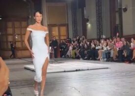 Premieră la Paris: O rochie incredibilă pictată pe corpul unui manechin care se transformă în țesătură (Video)