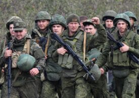 Rușii sunt trimiși pe front cu veste de tir Airsoft, își vopsesc puștile ruginite, iar nevestele le cumpără echipament la suprapreţ