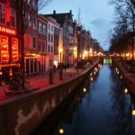 Amsterdamul vrea să mute tot Cartierul Roșu într-un „mall erotic”, dar are o mare problemă