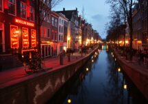 Amsterdamul vrea să mute tot Cartierul Roșu într-un „mall erotic”, dar are o mare problemă