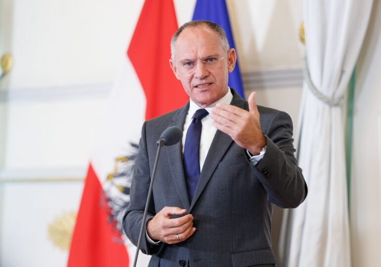 Ministrul de interne al Austriei se laudă cu scăderea numărului de imigranți, dar tot se opune aderării României la Schengen