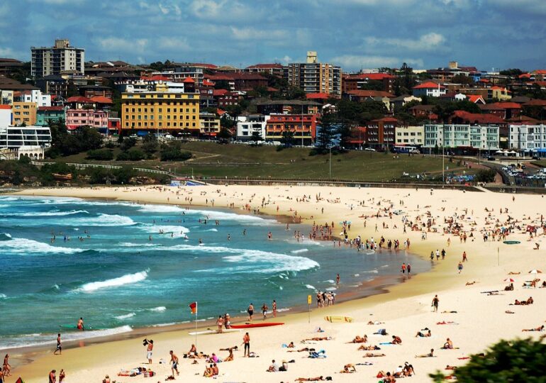 De ce s-au dus 2.500 de oameni nud pe o plajă din Sydney (Foto)