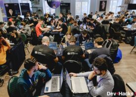 Peste 150 de participanți concurează la hackathonul DevHacks din București