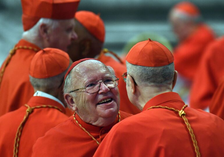 Un cardinal celebru din Franţa mărturiseşte că a abuzat o fată de 14 ani