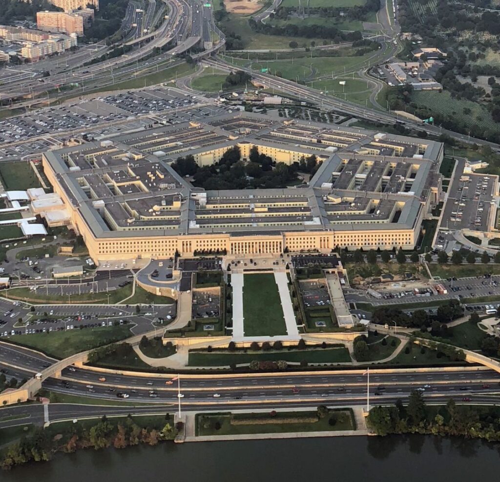 Breșe uriașe de securitate la Pentagon și FBI. Datele a aproape 3 milioane de persoane au fost expuse. Ce vor hackerii