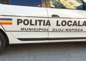 Doi polițiști locali au lăsat maşina parcată ilegal pe trotuar şi cu girofarul pornit, ca să intre la KFC (Video)