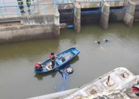 O maşină a căzut în lacul Floreasca (Video)