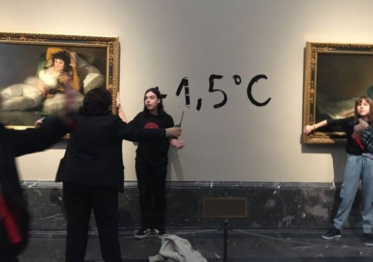 Doi activişti de mediu şi-au lipit mâinile de rama a două tablouri de Goya (Video)