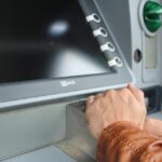 Noi metode de fraudă online: Un sucevean a rămas fără 36.000 de lei, bani împrumutați pe care a crezut că îi investește la bursă