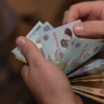 Un elev din București e pus să dea banii de bursă înapoi, pe motiv că a fost aprobată din greșeală