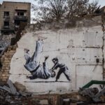 Banksy, în Ucraina. Mai multe picturi au apărut pe pereții unor clădiri bombardate (Foto)