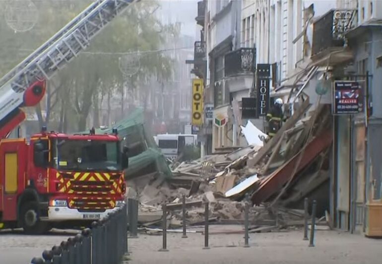 Două clădiri s-au prăbușit în centrul Lille. Un bărbat a reușit să salveze pe toată lumea (Video)