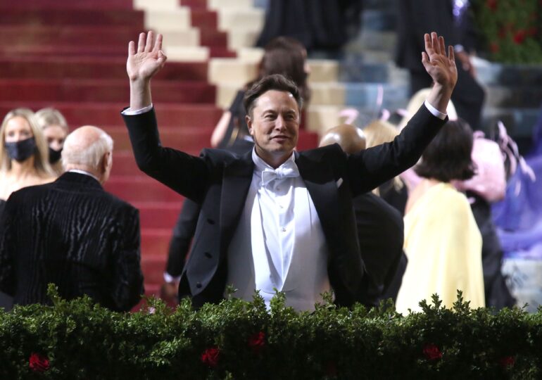Elon Musk a demis zeci de angajați ai companiei în noaptea dinaintea Zilei Recunoștinței