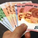 Euro mai bate un record și crește pentru a 8-a zi la rând în fața leului. Explicația BNR