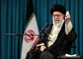 Liderul suprem din Iran spune că ”aroganța mondială” este dușmanul principal: ”Problema noastră cu America nu poate fi soluționată decât acceptând să ne lăsăm luați ostatici de această țară”