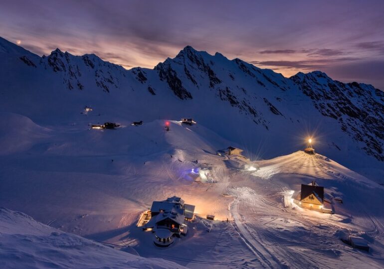 A început construcția hotelului de gheață de la Bâlea Lac. Tema din acest an este „Europa” (Foto)