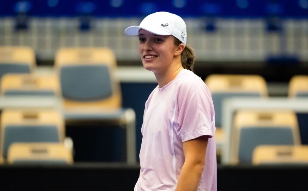 Iga Swiatek nu crede tenisul feminin are nevoie de „Bătălia sexelor”