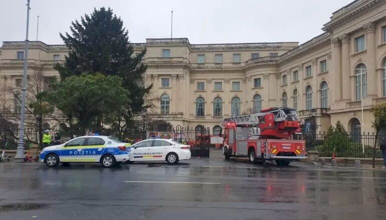 Incendiu la Palatul Regal din Capitală. 150 de persoane au fost evacuate