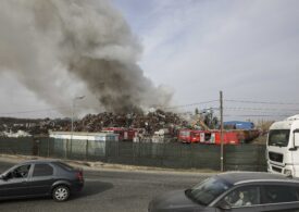 Incendiu puternic lângă Bucureşti: Ard tone de carcase de frigider. Pompierii se aşteaptă la o intervenţie de durată (Foto&Video)