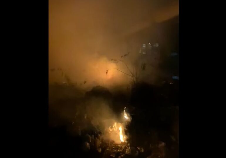 Incendiu cu degajări mari de fum toxic în Vulcan (Video)