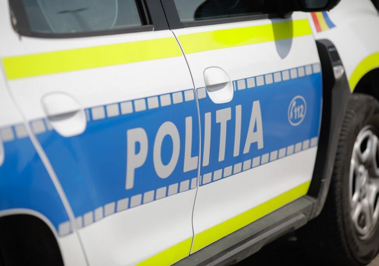 Un copil de 10 ani a fost prins la volanul unei mașini, în Dâmbovița. În dreapta lui se afla un alt copil, de 11 ani