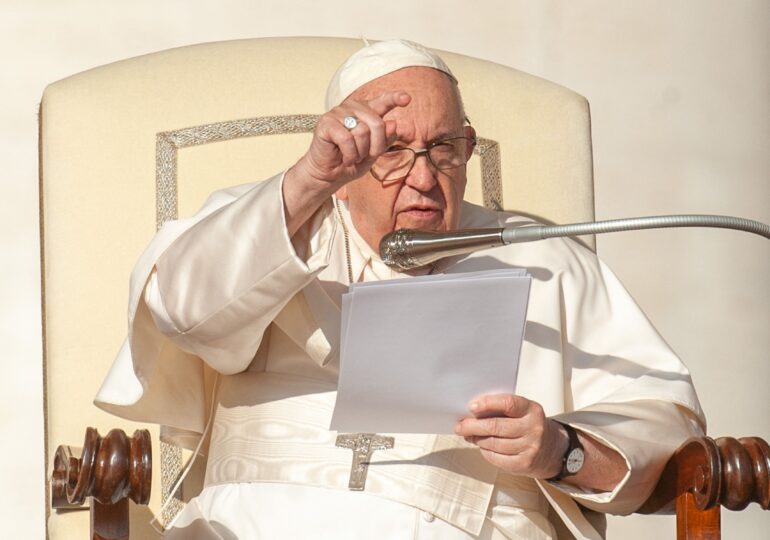 Papa Francisc a fost internat