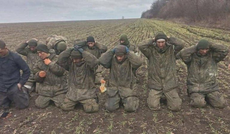 Soldații ruși aleg să trăiască și se predau dronelor ucrainene (Video)