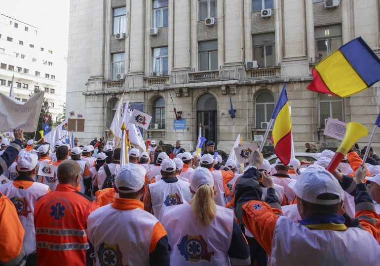 Angajații de pe ambulanțe protestează în Capitală și-l acuză pe șeful DSU de sabotaj: "Arafat nu uita, ambulanța nu-i a ta!" (Video)