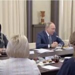 „Vladimir, răspunde-ne!”. Furia rusoaicelor crește, în timp ce Putin a regizat o întâlnire cu mame ale soldaților trimiși la război (Video)