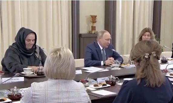 „Vladimir, răspunde-ne!”. Furia rusoaicelor crește, în timp ce Putin a regizat o întâlnire cu mame ale soldaților trimiși la război (Video)